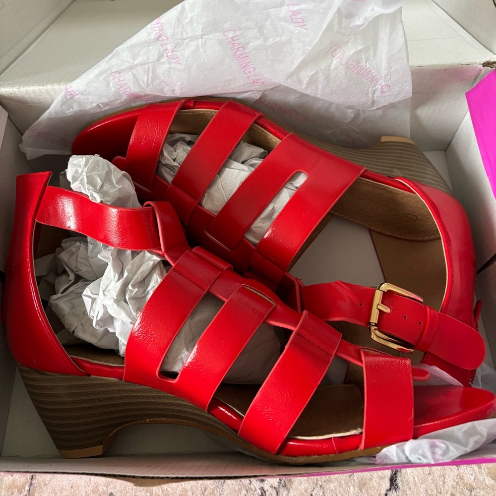 New in box coral wedge sandals - Picture 3 of 3